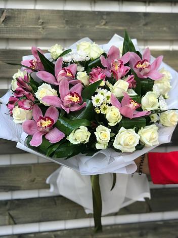 Букет цветов из: Розы и Хризантемы в Бежаницы