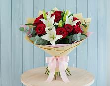 Букет цветов из:  Лилии и Розы в Бежаницы