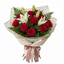 Букет цветов из:  Лилии и Розы в Бежаницы