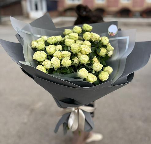Букет Белые кустовые розы Солинеро в Бежаницы