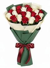 Букет Микс из красных и белых роз в Бежаницы