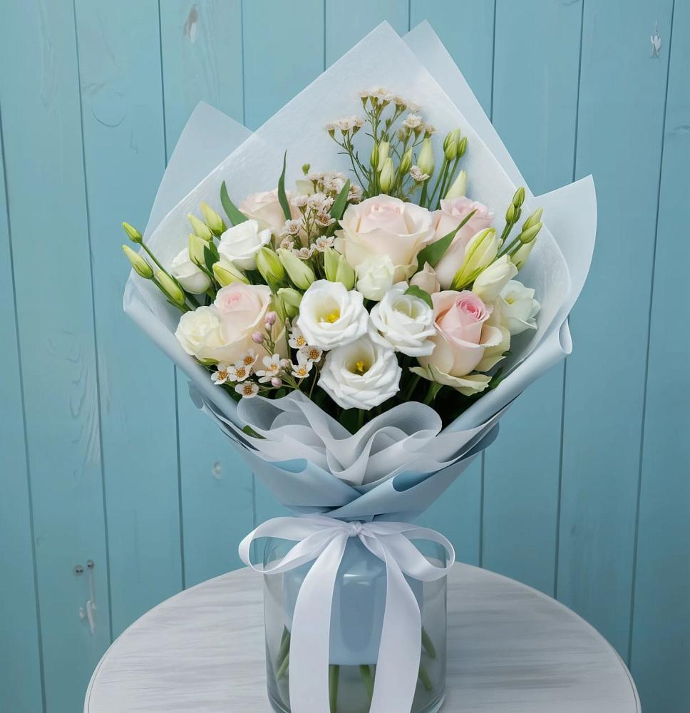 Букет цветов из: Розы и Лизиантусы в Бежаницы