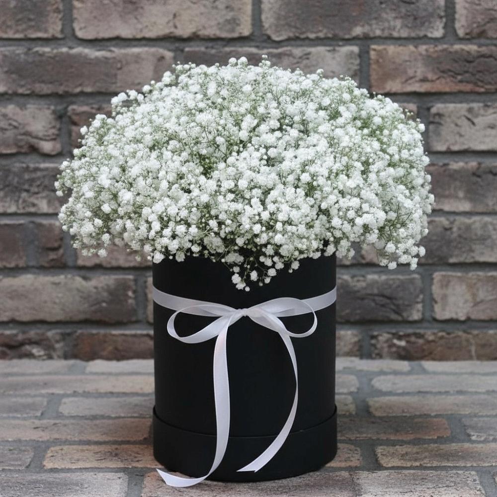 Цветочная композиция из Гипсофила в шляпной коробке в Бежаницы