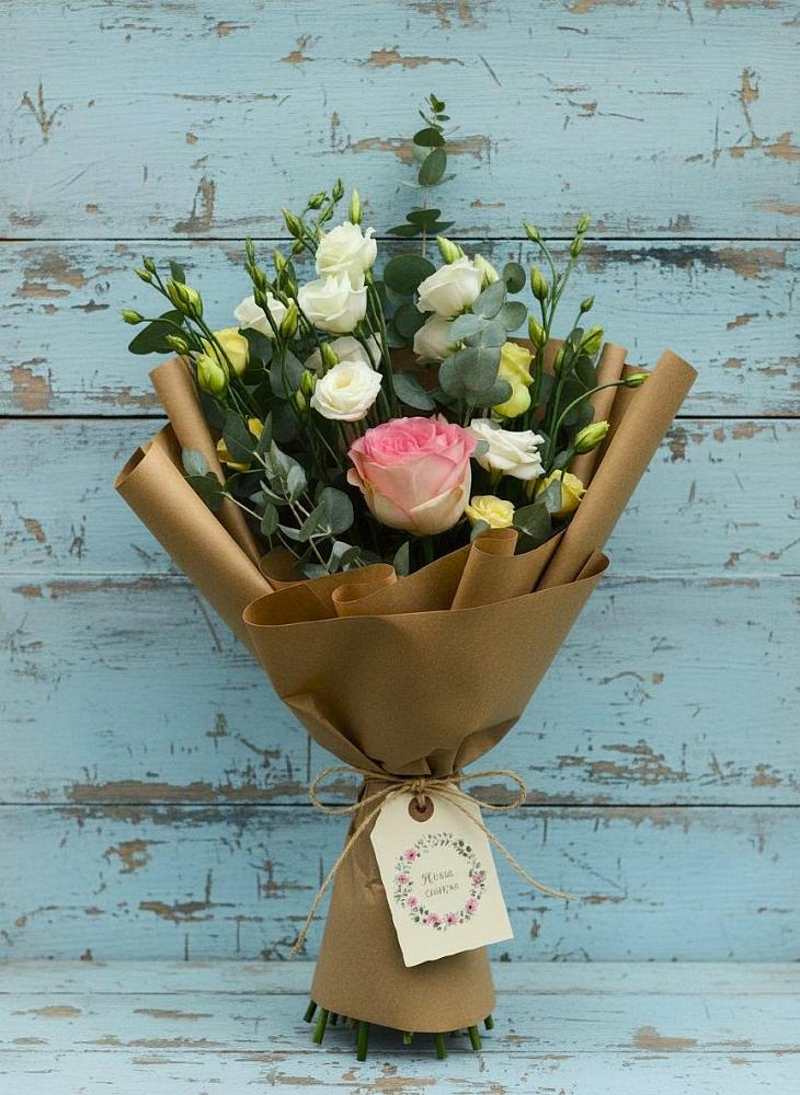 Букет цветов из: Розы и Лизиантусы в Бежаницы