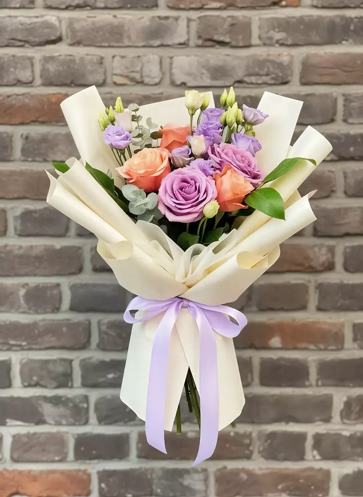 Букет цветов из: Лизиантусы и Розы в Бежаницы