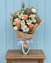 Букет цветов из:  Альстромерии, Лизиантусы, Розы и Хризантемы в Бежаницы