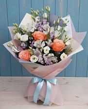 Букет цветов из:  Лизиантусы, Розы, Альстромерии и Гипсофила в Бежаницы