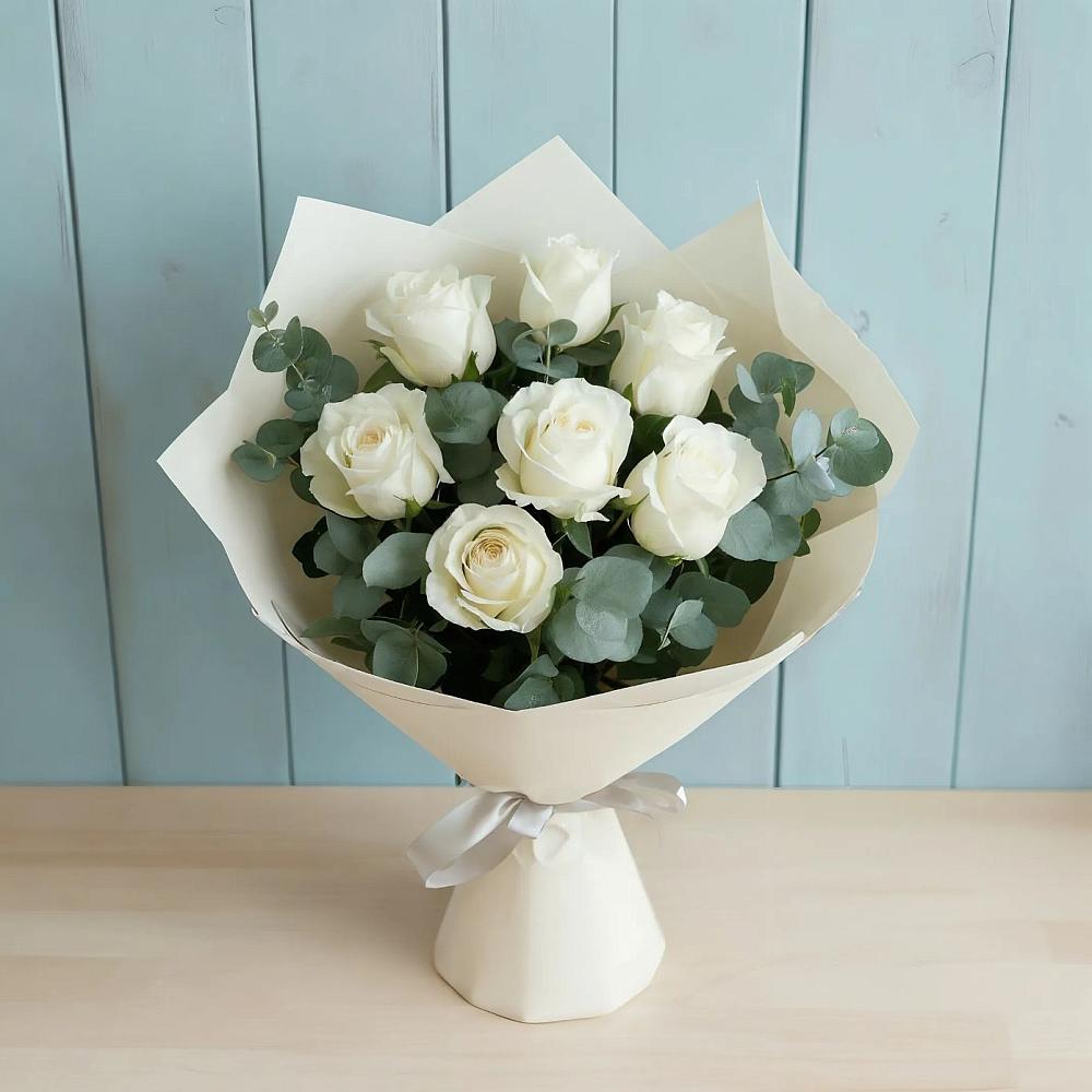 Букет Белые розы в Эвкалипте в Бежаницы