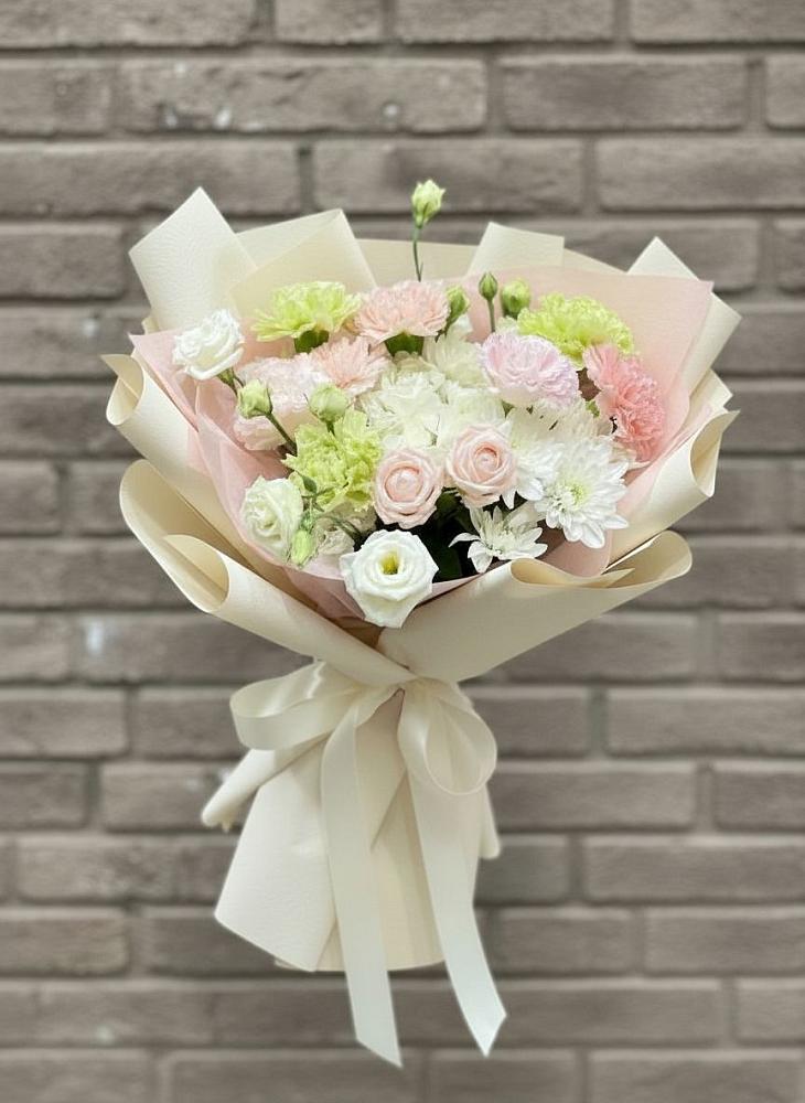 Букет цветов из: Гвоздики, Розы, Лизиантусы и Хризантемы в Бежаницы