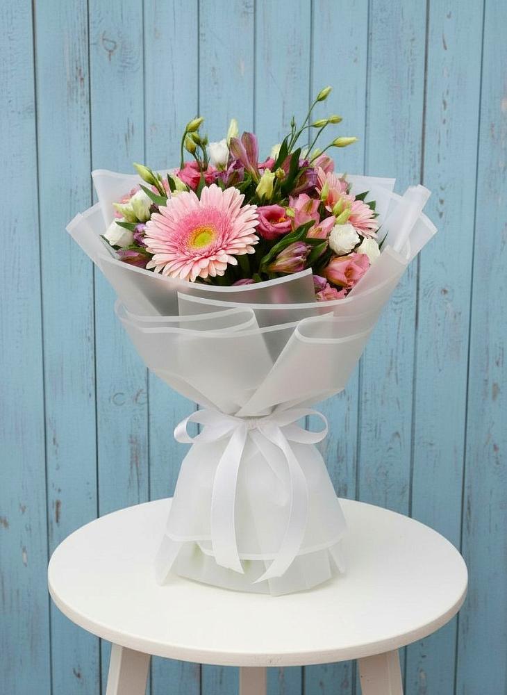 Букет цветов из: Герберы, Альстромерии и Лизиантусы в Бежаницы