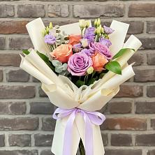 Букет цветов из:  Лизиантусы и Розы в Бежаницы