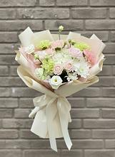 Букет цветов из:  Гвоздики, Розы, Лизиантусы и Хризантемы в Бежаницы