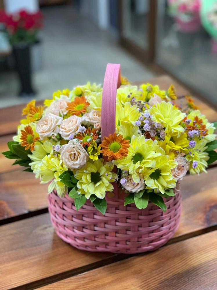Цветочная композиция из Хризантемы и Розы в корзине в Бежаницы