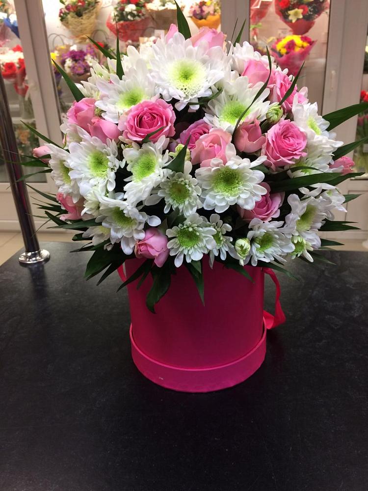 Цветочная композиция из Розы и Хризантемы в шляпной коробке в Бежаницы