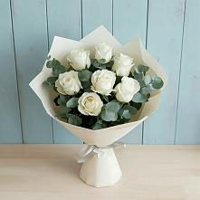 Букет Белые розы в Эвкалипте в Бежаницы