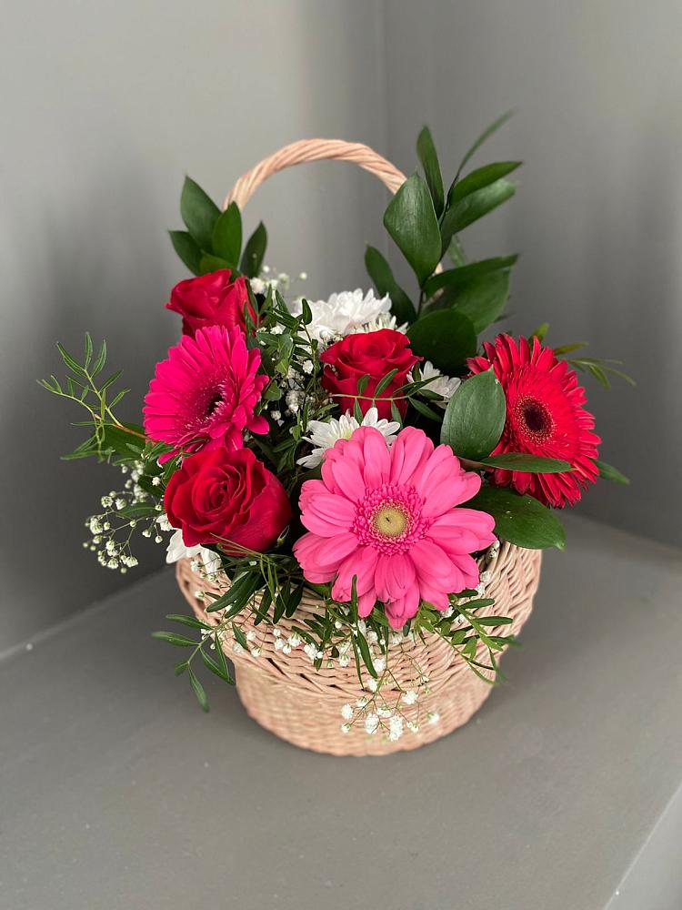 Цветочная композиция из Розы, Хризантемы и Герберы в корзине в Бежаницы