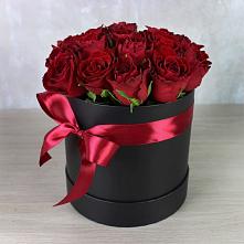 Цветочная композиция из Розы в шляпной коробке в Бежаницы