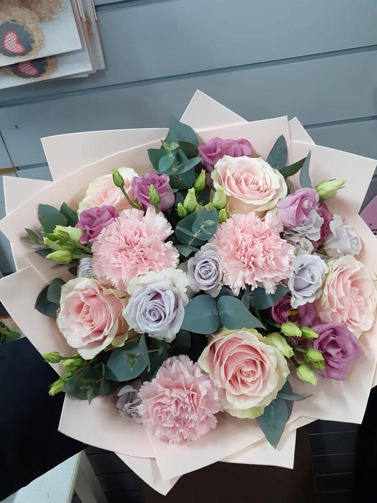 Букет цветов из: Розы, Гвоздики и Лизиантусы в Бежаницы