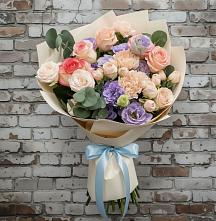 Букет цветов из:  Розы, Лизиантусы и Гвоздики в Бежаницы