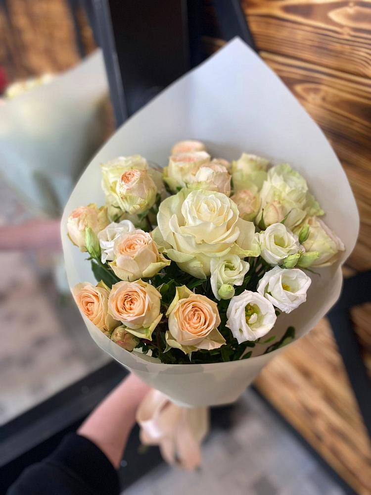 Букет цветов из: Розы и Лизиантусы в Бежаницы