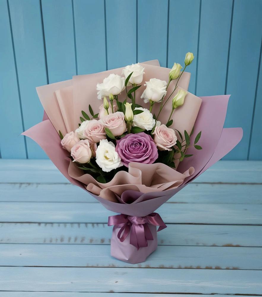 Букет цветов из: Розы и Лизиантусы в Бежаницы